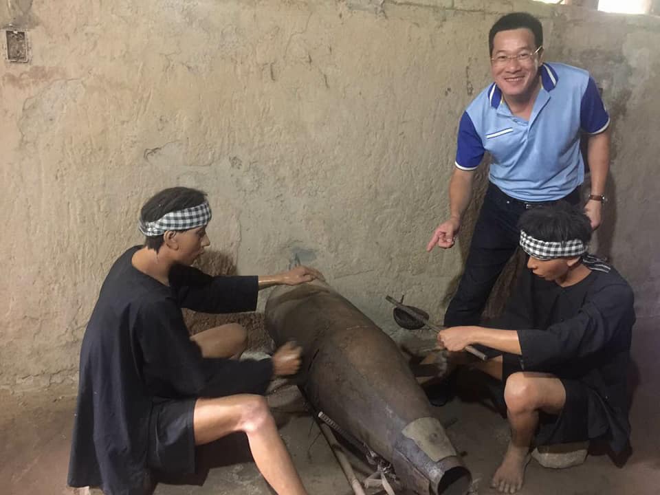 Theo từng bước cúi lom khom, có khi phải bò ra cả đất, thành phố ngầm hiện ra trong tầm mắt với phòng ngủ tập thể, nào là phòng họp, bệnh viện, phòng học…, tất cả tái hiện sinh động cuộc sống sinh hoạt nhiều thiếu thốn và sáng tạo trong lòng đất.