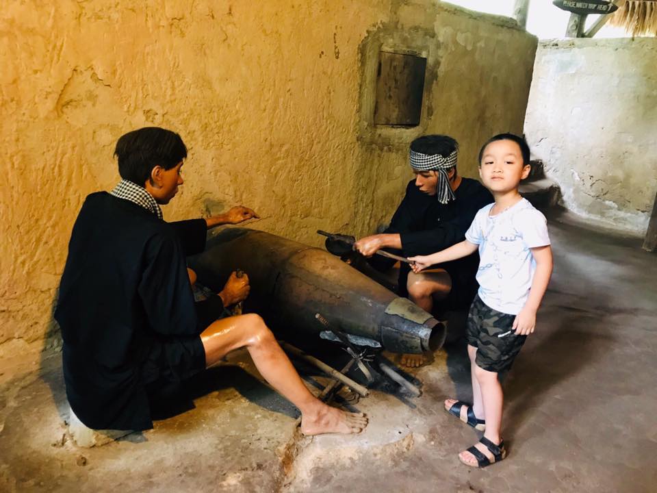 Tham quan công binh xưởng, nơi lấy thuốc nổ, mảnh bom để chế tạo các loại vũ khí.