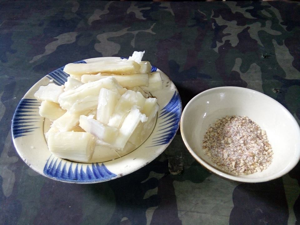Cảm giác thời chiến thể hiện rõ nét hơn khi bạn được thưởng thức đĩa sắn luộc, bát muối vừng ngay trong lòng địa đạo.