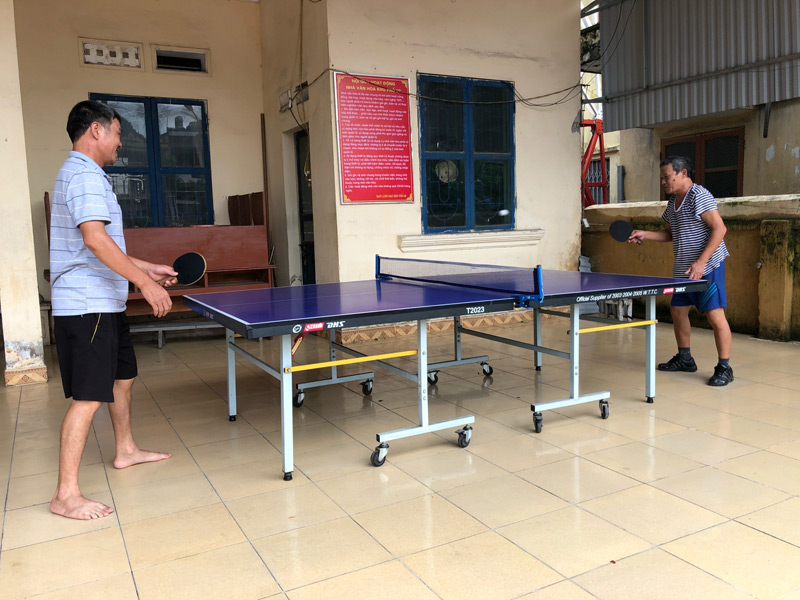 Người dân chơi thể thao tại NVH khu 9B (Quang Hanh, Cẩm Phả)