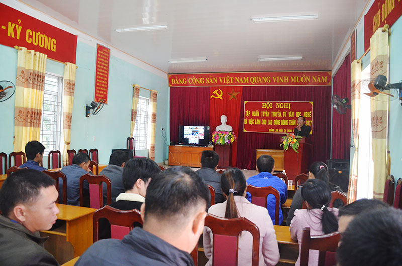 Phòng LĐ-TB&XH huyện Đầm Hà tổ chức buổi tư vấn, giới thiệu việc làm cho người dân nông thôn.