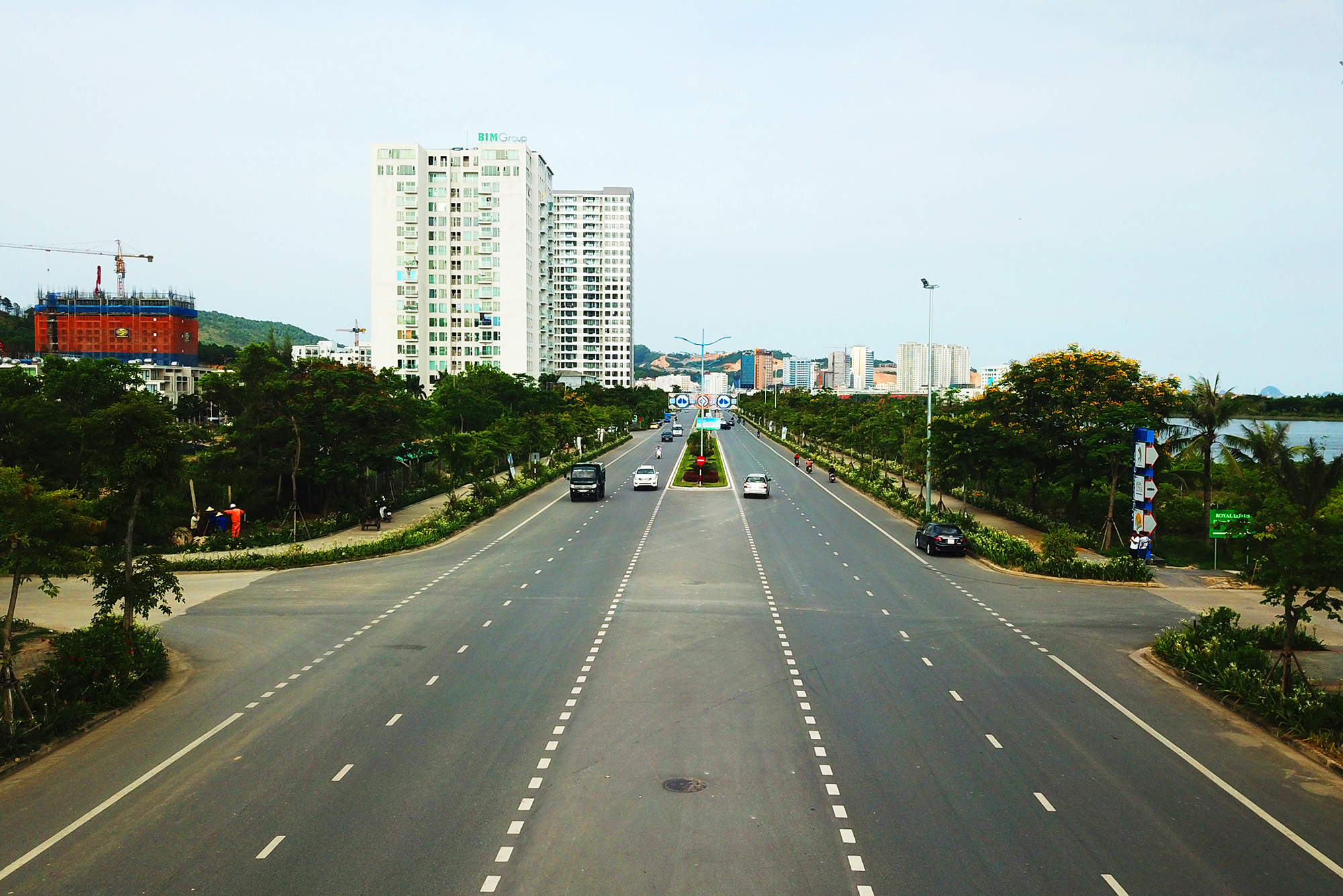 Đường Hoàng Quốc Việt, tuyến đường du lịch do các nhà đầu tư có đất liền kề thực hiện cải tạo, nâng cấp