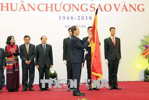 Chủ tịch nước Trần Đại Quang trao tặng Liên hiệp các Hội Văn học Nghệ thuật Việt Nam Huân chương Sao Vàng. Ảnh: TTXVN