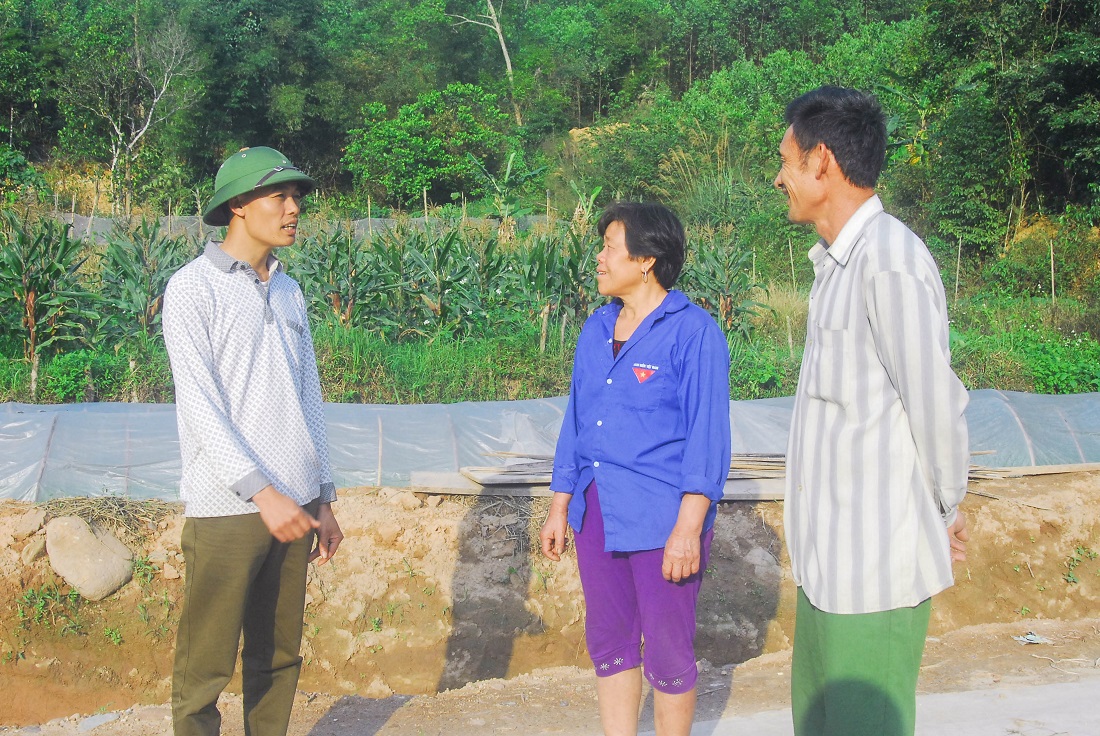 Cán bộ thôn Đồng Trà (xã Đồng Lâm, Hoành Bồ) nắm tình hình đời sống dân sinh trên địa bàn.