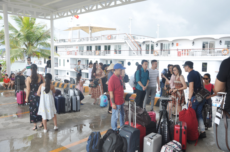 Khách du lịch tại cảng tàu khách quốc tế Tuần Châu