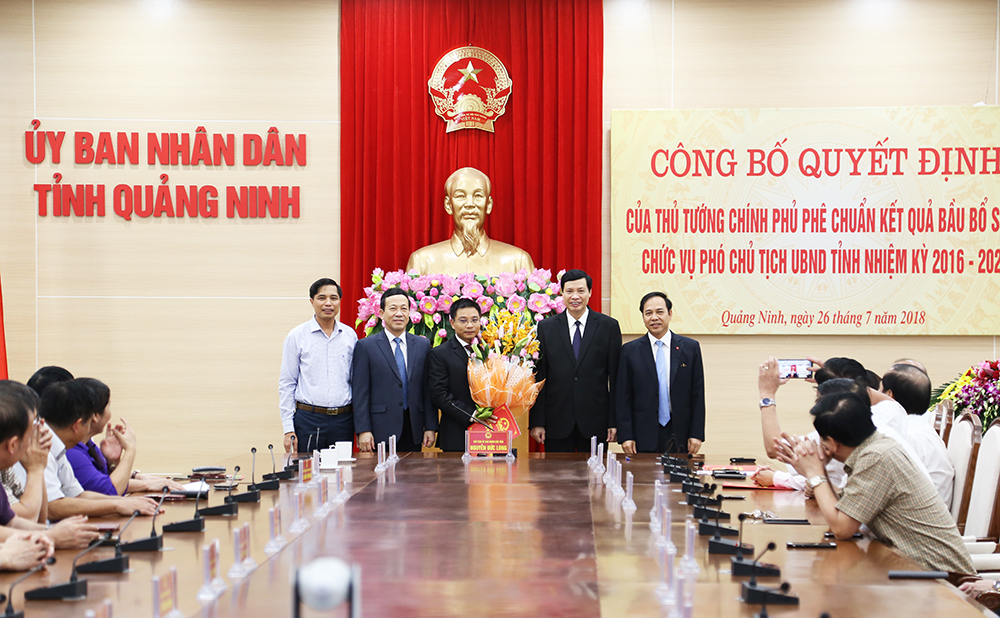 Các đồng chí lãnh đạo tỉnh tặng hoa chúc mừng đồng chí Nguyễn Văn Thắng nhận nhiệm vụ mới tại tỉnh Quảng Ninh.