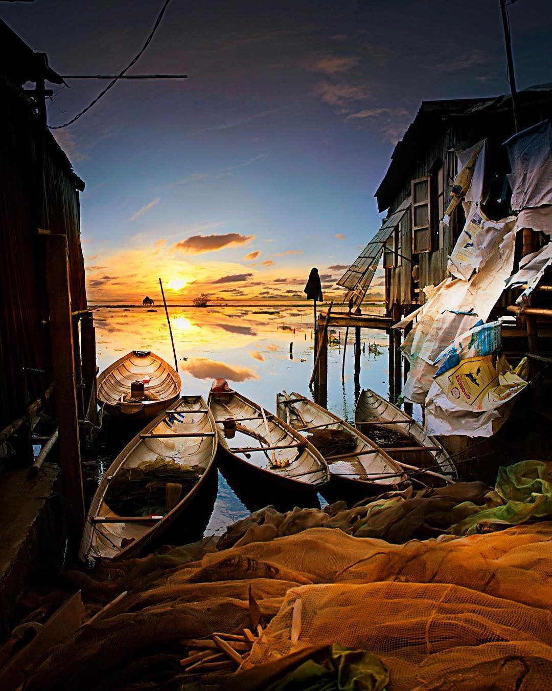 Vùng đầm phá mênh mông này từng được biết đến như một vùng quê nghèo khó. Nhưng ngày nay, phá Tam Giang đã được biết đến rộng rãi hơn, trở thành vùng sông nước xứ Huế hấp dẫn khách du khách với những hình ảnh bến đò lênh đênh sông nước nhuộm vàng bởi ánh nắng khi bình minh. Ảnh: @Vietnamwonders.