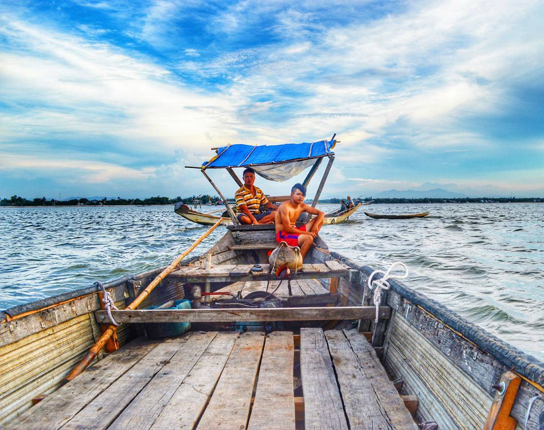 Phá Tam Giang không có những điểm vui chơi giải trí nhộn nhịp hay những di tích lịch sử hùng tráng. Nơi đây hấp dẫn du khách bởi vẻ đẹp bình dị, mặn mòi vùng sông nước và đời sống người dân đơn sơ, mộc mạc. Từ Huế, có thể dễ dàng di chuyển tới Tam Giang theo tuyến đường quốc lộ 1A bằng xe máy. Chỉ cần ghé phá Tam Giang một ngày là đủ cảm nhận được nét đẹp của vùng đầm phá cổ kính này. Ảnh: @tuantruongduc.