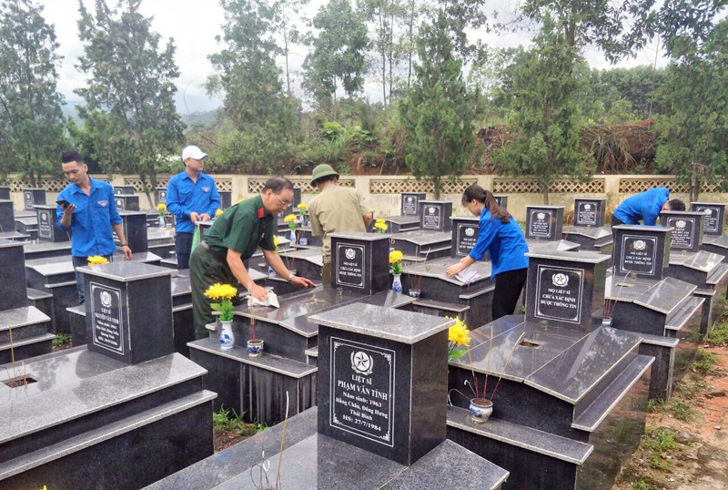 Đoàn viên thanh niên Huyện đoàn Bình Liêu dọn dẹp vệ sinh khu nghĩa trang liệt sĩ của huyện. 