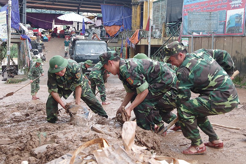Cán bộ, chiến sĩ Ban CHQS huyện Ba Chẽ giúp đỡ các xã, thị trấn giúp dân khắc phục hậu quả của đợt mưa lớn kéo dài ngày 20/7. (Ảnh: Lê Duy Kỳ, Trợ lý thanh niên, Ban CHQS tỉnh)