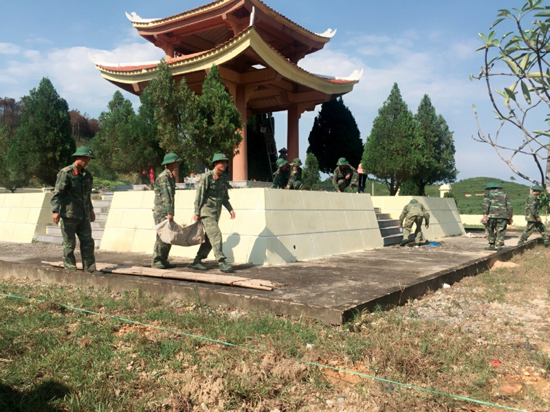 Bộ đội đảo Vĩnh Thực tu sửa, dọn dẹp nghĩa trang liệt sĩ ngày 20/7.