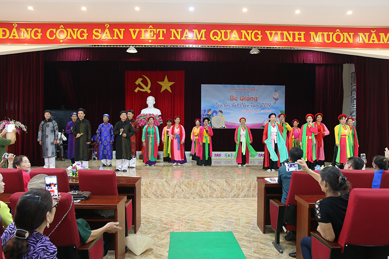Các tiết mục chèo do học viên biểu diễn.