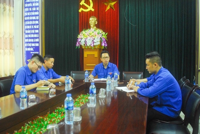 Anh Đỗ Trần Hanh (thứ 3 từ trái sáng), Phó Bí thư Đoàn phường Cẩm Sơn, trao đổi với đại diện các Chi đoàn về kết quả hoạt động hè tại khu dân cư. 