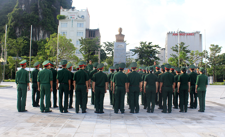 Cán bộ, chiến sĩ Bộ CHQS tỉnh dâng hương, hoa tại tượng đài Đc Vũ Văn Hiếu, Bí thư khu ủy đầu tiên của khu mỏ Quảng Ninh