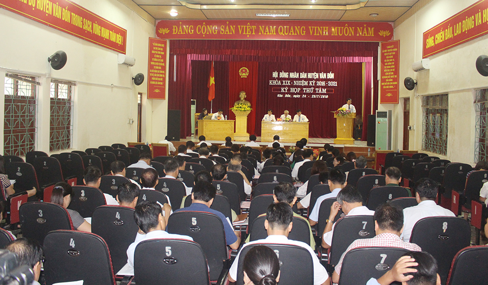 Quang cảnh kỳ họp thứ 8 HĐND huyện Vân Đồn khóa XIX.