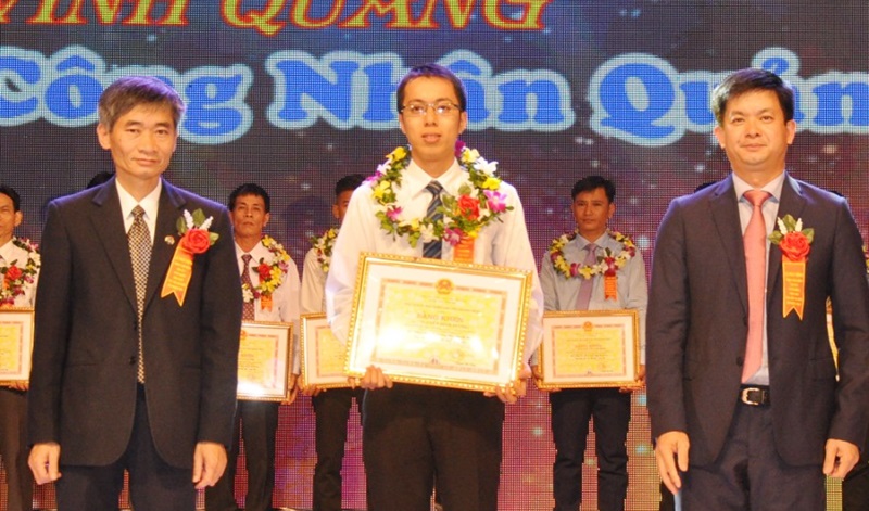 Nguyễn Bình Dương được nhận Bằng khen của UBND tỉnh gương công nhân tiên tiến tiêu biểu được lãnh đạo Tổng LĐLĐ Việt Nam và UBND tỉnh trao tặng.