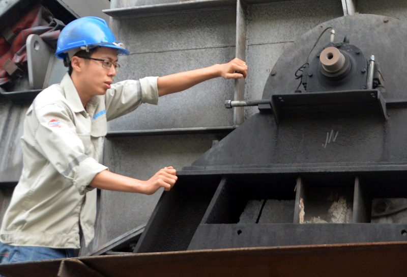 Kỹ sư Nguyễn Bình Dương kiểm tra một bộ phận bên ngoài trục quay của hệ thống Lò nghiền than (Công ty CP Xi măng Thăng Long, huyện Hoành Bồ0