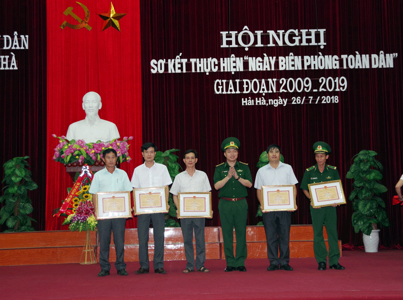 Đại tá Trần Văn Bừng, Chính ủy Bộ Chỉ huy Bộ đội Biên phòng Quảng Ninh tặng giấy khen cho các tập thể, cá nhân có thành tích xuất sắc trong 10 năm thực hiện 