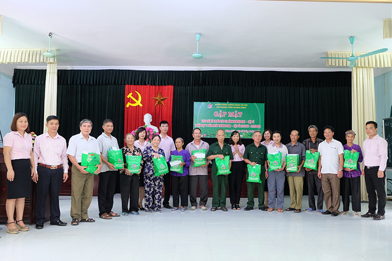 NHCSXH chi nhánh Quảng Ninh đã trao tăng 15 suất quà cho các gia đình chính sách tại TX Đông Triều
