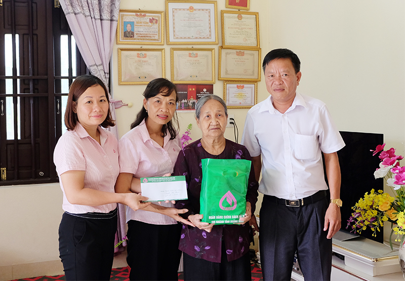 HCSXH chi nhánh Quảng Ninh đã đến thăm hỏi, chúc sức khỏe và tặng quà Bà mẹ Việt Nam anh hùng ngân hàng nhận phụng dưỡng suốt đời Nguyễn Thị Thuộc, trú tại tổ 5, khu 1, phường Hà Phong.