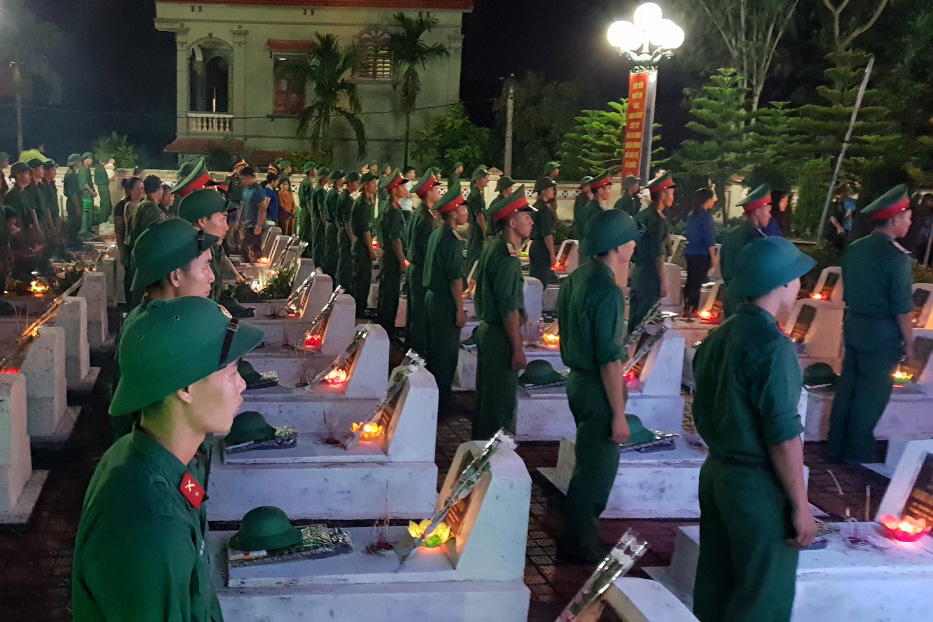 Các lực lượng vũ trang TX Quảng Yên tưởng niệm các anh hùng liệt sĩ tại nghĩa trang phường Cộng Hòa.