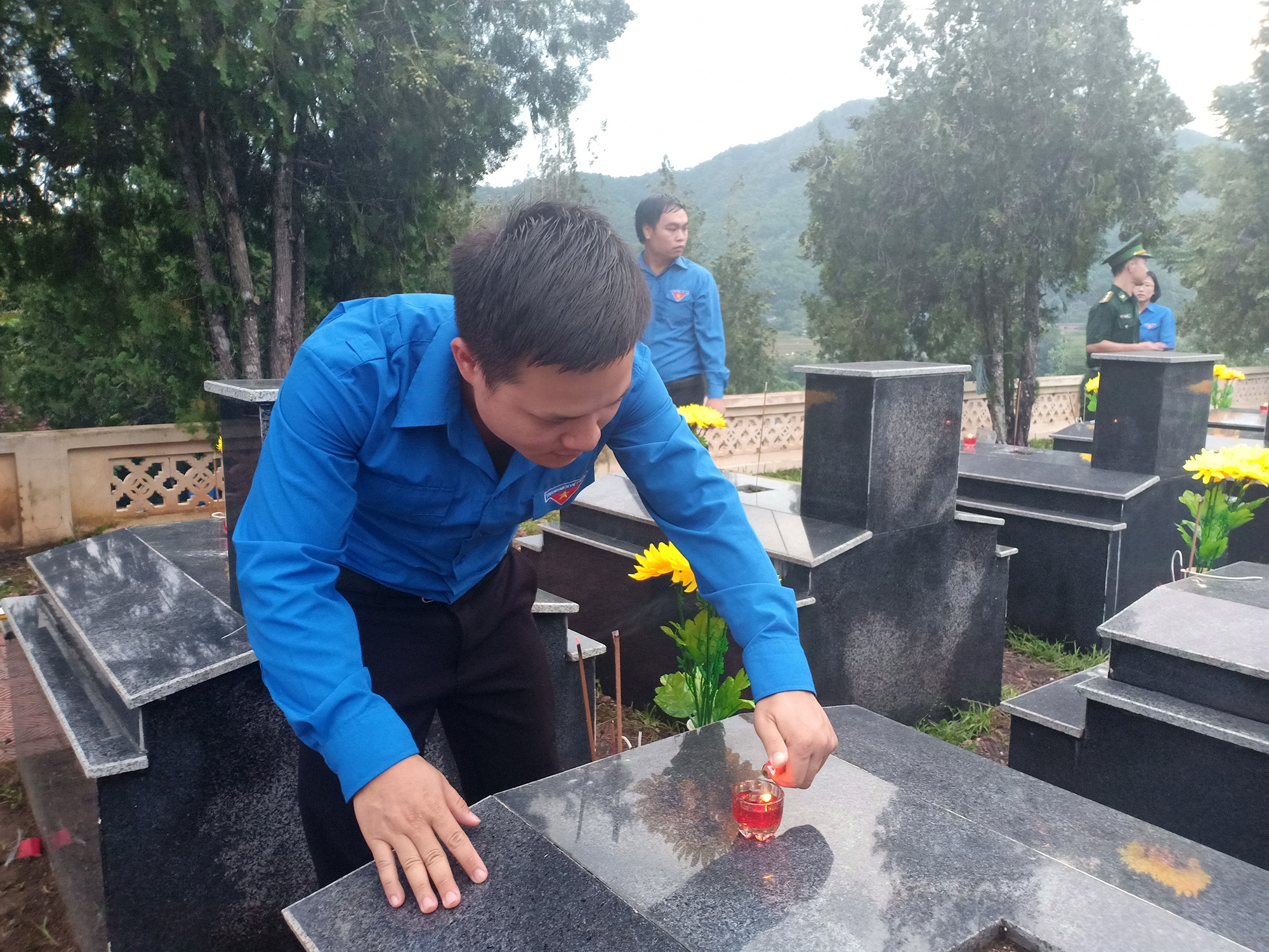 Tuổi trẻ Bình Liêu thắp nến tri ân tại nghĩa trang liệt sĩ của huyện.
