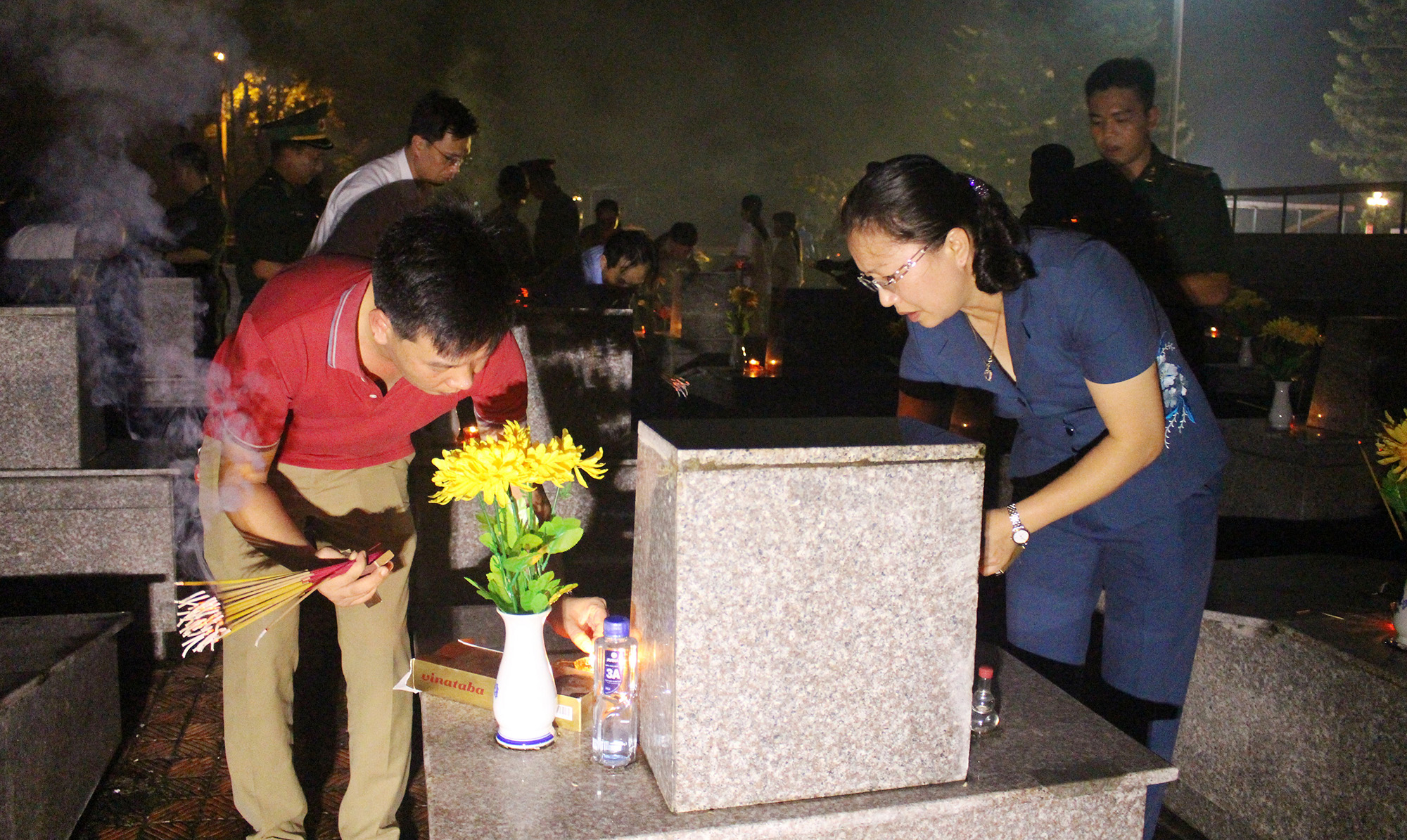 Lễ thắp nến tri ân tại nghĩa trang liệt sĩ huyện Hải Hà.