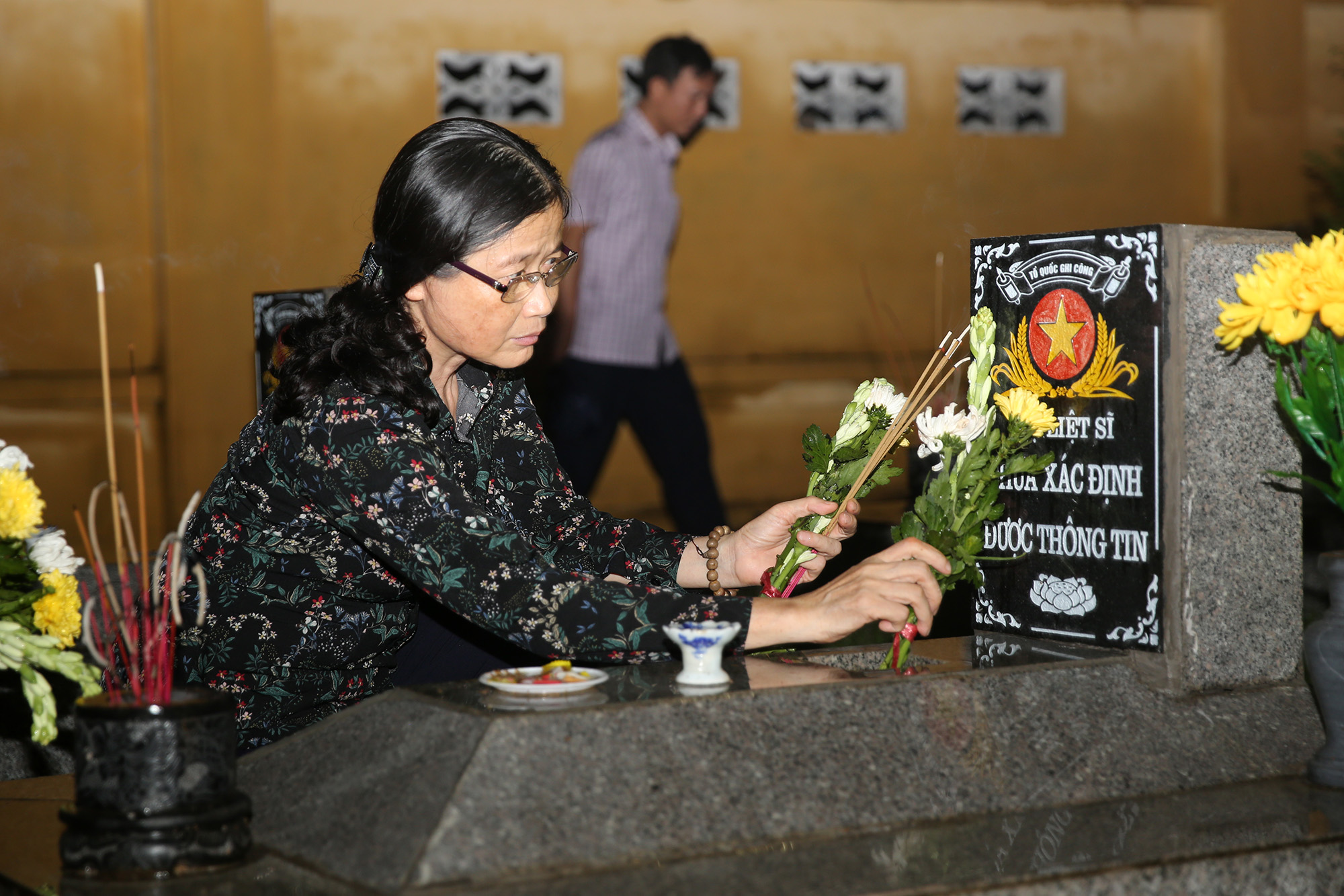 Đồng chí Đỗ Thị Hoàng, Phó Bí thư Thường trực Tỉnh ủy đặt hoa, thắp hương trước mộ liệt sỹ chưa xác định được thông tin.