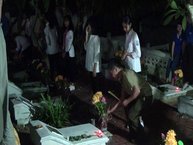 CCB và các em học sinh thắp hương tại các phần mộ liệt sĩ
