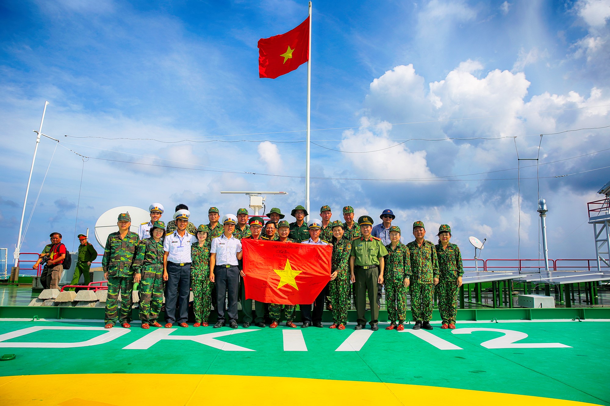 Lá cờ trải qua bao giông bão, được nhưng người lính bảo vệ và gìn giữ là món quà ý nghĩa với đất liền.