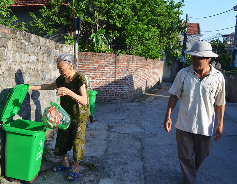 Người dân khu 4, phường Trưng Vương bỏ rác đúng nơi quy định