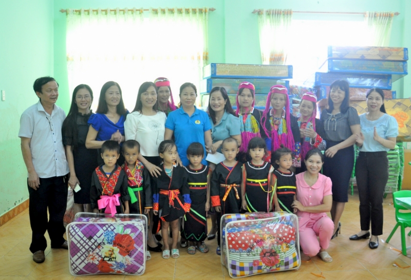 Đoàn trao quà cho tập thể giáo viên và học sinh điểm trường Khe Tâm, Trường Mầm non Nam Sơn.