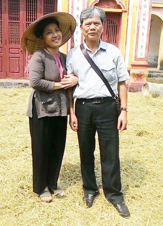 Nhà văn Dương Hướng và một nữ diễn viên người Quảng Ninh trong quá trình thực hiện bộ phim 