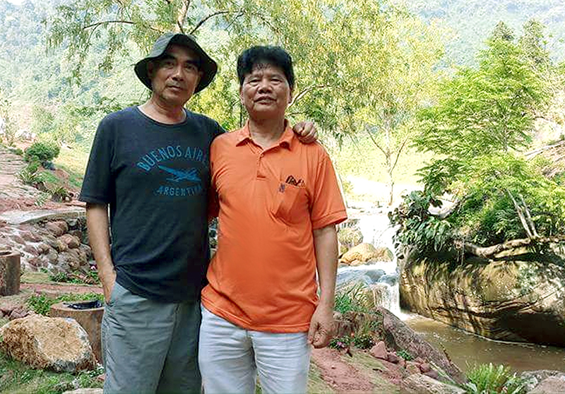 Nhà văn Dương Hướng (bên phải) và đạo diễn Lưu Trọng Ninh trong một chuyến khảo sát bối cảnh để làm phim.