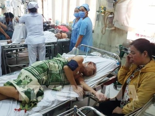 Các BS Bệnh viện đa khoa Bạc Liêu tận tình cứu chữa các nạn nhân.