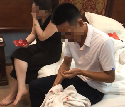 Anh Hòa, cán bộ CSGT bị bắt quả tang vào nhà nghỉ với nữ giáo viên đã có chồng. Ảnh cắt từ clip.