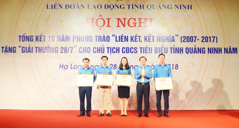 Đồng chí Trần Danh Chức, Chủ tịch LĐLĐ tỉnh trao Bằng khen cho các tập thể có thành tích xuất sắc trong phong trào 