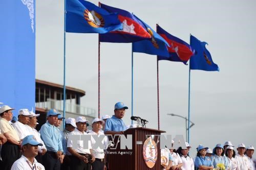 Chủ tịch đảng Nhân dân Campuchia (CPP) cầm quyền, Thủ tướng Samdec Techo Hun Sen phát biểu tại buổi kết thúc chiến dịch vận động tranh cử Quốc hội ở Phnom Penh ngày 27/7. (Ảnh: AFP/TTXVN)