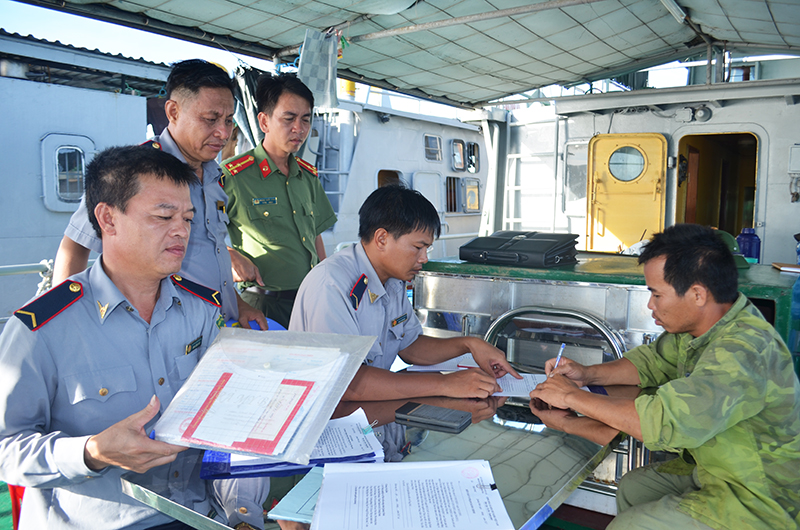 Lực lượng tàu kiểm ngư Quảng Ninh lập biên bản một trường hợp ngư dân khai thác thủy sản bằng lồng bát quái tháng 8/2017