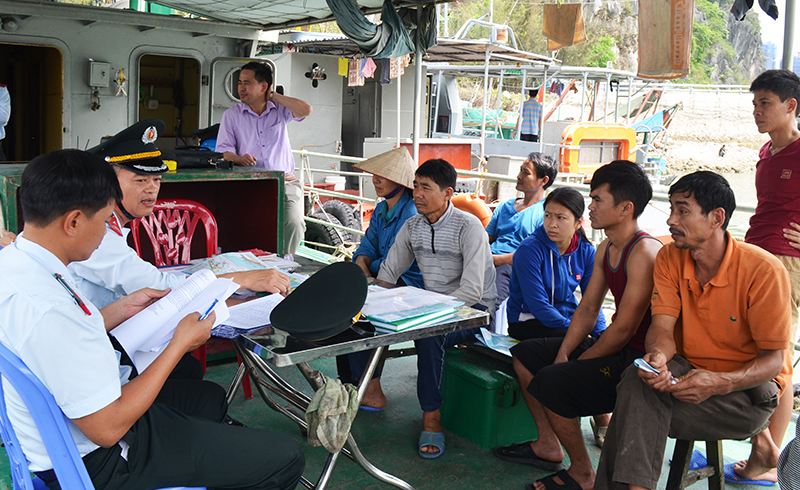 Lực lượng chức năng tuyên truyền hco ngư dân về quy định chống khai thác hải sản bất hợp pháp, không báo cáo và không theo quy định