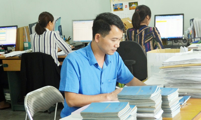 Nhân viên Công ty CP Than Vàng Danh (TP Uông Bí) rà soát lại thông tin sổ BHXH của người lao động để bàn giao cho cơ quan BHXH tỉnh.