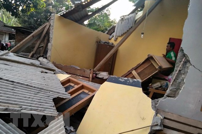 Một ngôi nhà bị đổ sập sau trận động đất. (Nguồn: AFP/TTXVN)