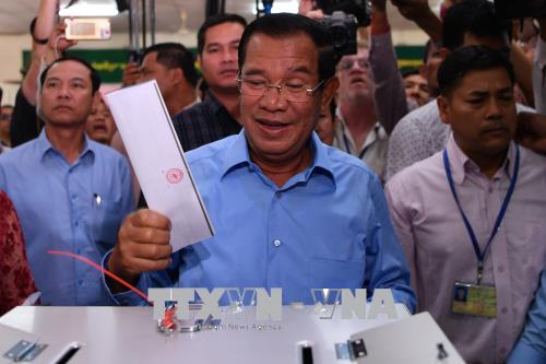 Thủ tướng Samdech Techo Hun Sen (giữa), Chủ tịch đảng Nhân dân Campuchia (CPP) cầm quyền bỏ phiếu tại điểm bầu cử ở Phnom Penh ngày 29/7. Ảnh: AFP/TTXVN
