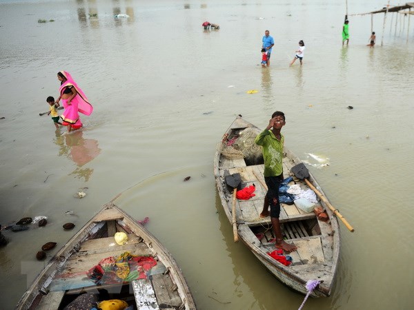 Cảnh ngập lụt sau mưa lớn tại Allahabad, Ấn Độ ngày 28/7. (Ảnh: AFP/TTXVN)