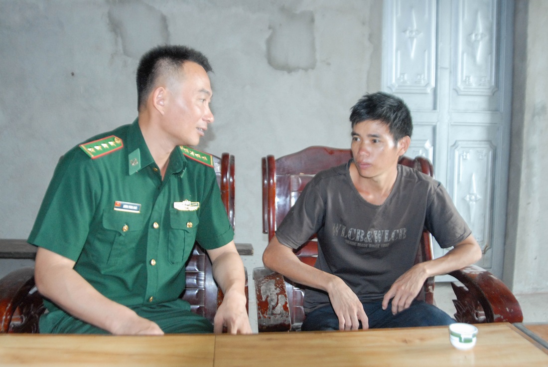 Đại úy Dương Trùng Nam (bên trái) luôn tích cực bám dân, bám bản để vận động người dân thực hiện tốt chủ trương của Đảng, chính sách Pháp luật của Nhà nước, chung tay bảo vệ đường biên, cột mốc.