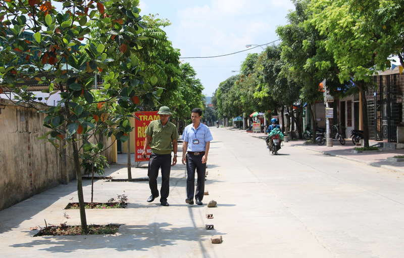 Đồng chí Lê Hải Câu (bên phải), Phó Bí thư Đảng ủy phường Hưng Đạo (TX Đông Triều) trao đổi với nhân dân địa phương, nắm bắt tình hình cơ sở.