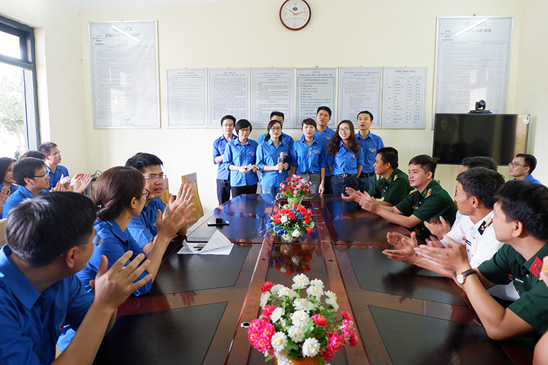 Chương trình văn nghệ của ĐVTN Khối các cơ quan tỉnh gửi tặng CBCS đang làm nhiệm vụ tại đảo Trần.