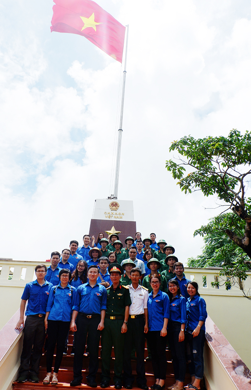 ĐVTN thăm Cột cờ đảo Trần.