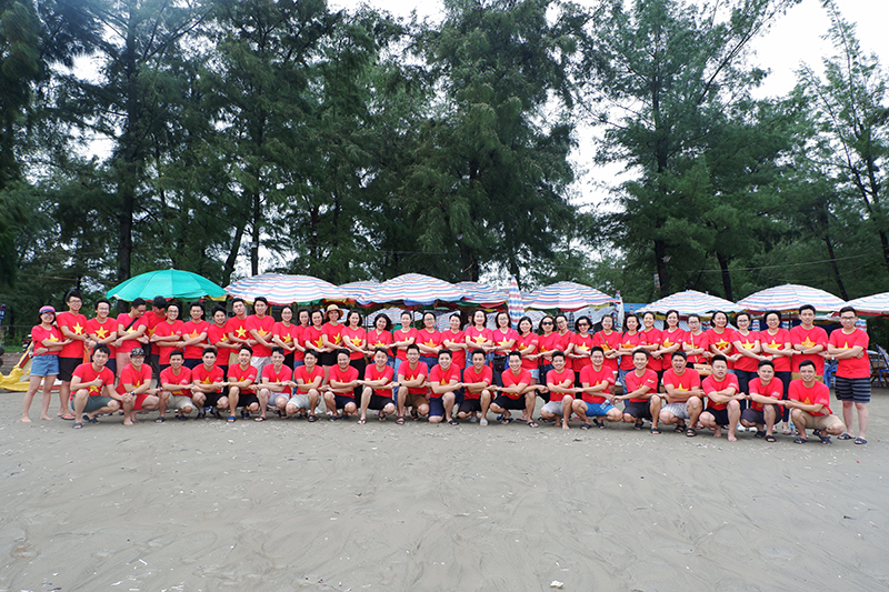 ĐVTN tham gia hoạt động team building trên bãi biển Trà Cổ (TP Móng Cái).