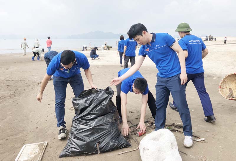 Lực lượng đoàn viên thanh niên tham gia dọn rác bãi biển tại Khu du lịch Bãi Cháy, TP Hạ Long